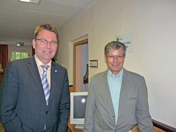 Sozialkaufhaus besucht (Foto: Karl-Heinz Herrmann)