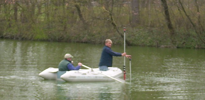 Schlauchboot auf großem Parkteich (Foto: Karl-Heinz Herrmann) Schlauchboot auf großem Parkteich (Foto: Karl-Heinz Herrmann)