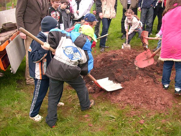 Baumpflanzung (Foto: Karl-Heinz Herrmann) Baumpflanzung (Foto: Karl-Heinz Herrmann)