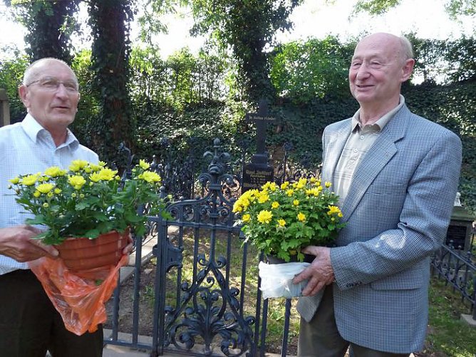 &Uuml;bergabe eines wertvollen Grabgitters (Foto: Karl-Heinz Herrmann)