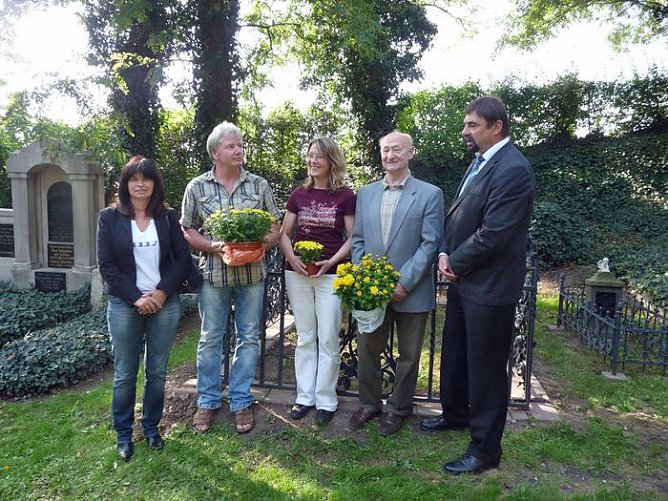 &Uuml;bergabe eines wertvollen Grabgitters (Foto: Karl-Heinz Herrmann)