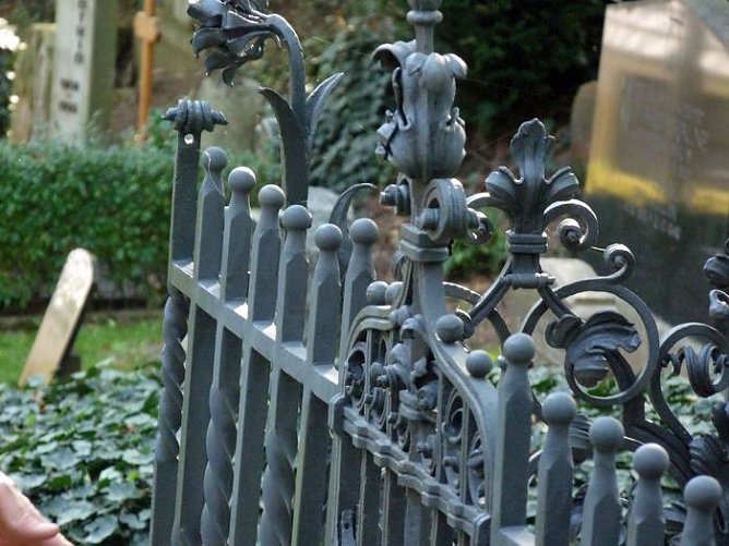 &Uuml;bergabe eines wertvollen Grabgitters (Foto: Karl-Heinz Herrmann)