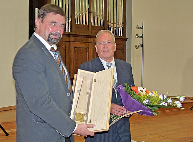 Ehrengabe erhalten (Foto: Karl-Heinz Herrmann)