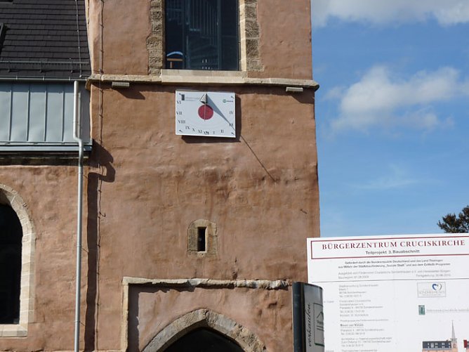 Sonnenuhr Cruciskirche (Foto: Karl-Heinz Herrmann) Sonnenuhr Cruciskirche (Foto: Karl-Heinz Herrmann)