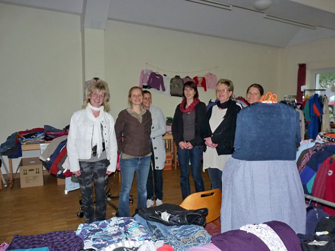 Kindersachenbasar durchgeführt (Foto: Karl-Heinz Herrmann) Kindersachenbasar durchgeführt (Foto: Karl-Heinz Herrmann)