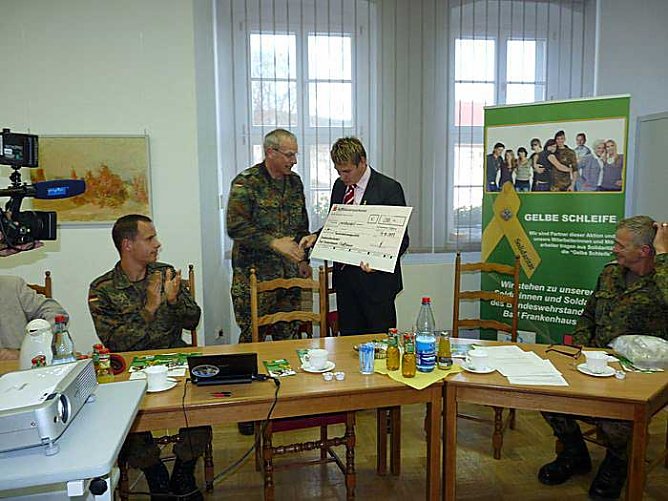 Aktion Gelbe Schleife (Foto: Karl-Heinz Herrmann)