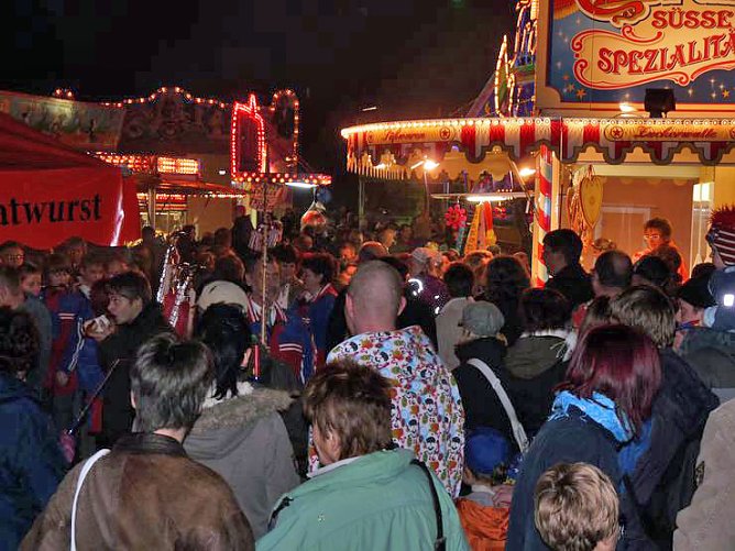 Lindwurm in der Stadt (Foto: Karl-Heinz Herrmann)