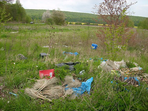 Müll bei Hohenebra (Foto: Karl-Heinz Herrmann) Müll bei Hohenebra (Foto: Karl-Heinz Herrmann)