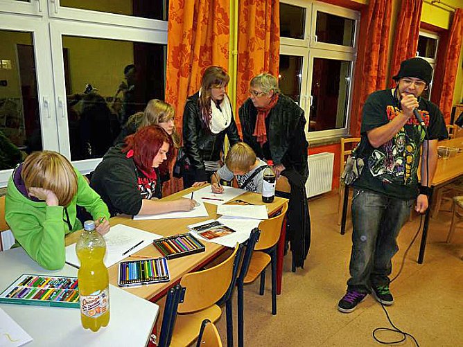 Bilder vor gestellt (Foto: Karl-Heinz Herrmann) Bilder vor gestellt (Foto: Karl-Heinz Herrmann)