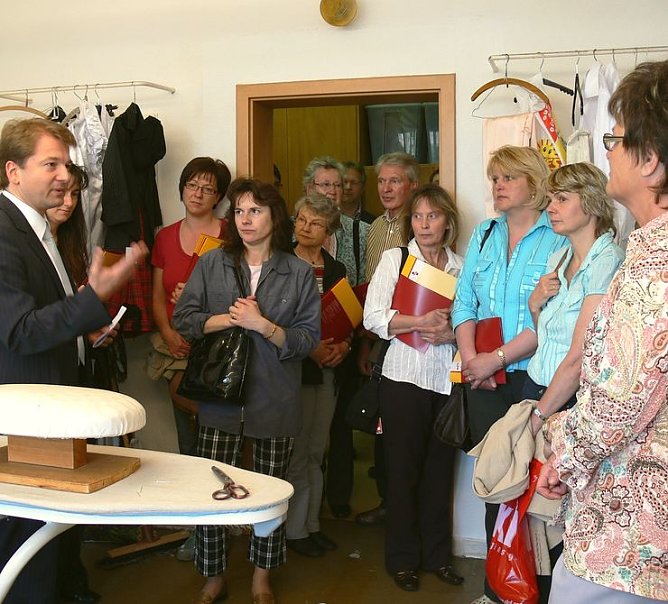 Zu Besuch in der Schneiderei (Foto: Kühn) Zu Besuch in der Schneiderei (Foto: Kühn)