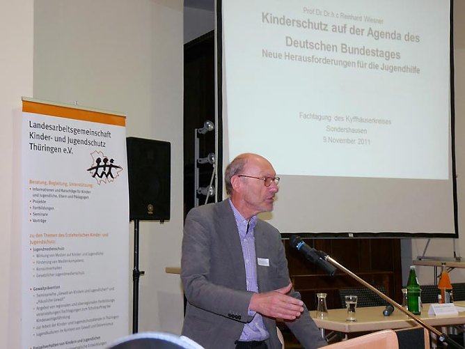 Kinder vor Gewalt schützen (Foto: Karl-Heinz Herrmann) Kinder vor Gewalt schützen (Foto: Karl-Heinz Herrmann)
