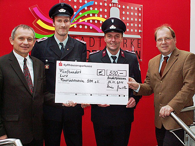 Feuerwehr wird unterstützt (Foto: Stadtwerke Sondershausen) Feuerwehr wird unterstützt (Foto: Stadtwerke Sondershausen)