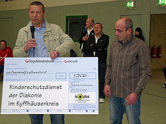 Da wurde kr&auml;ftig getroffen (Foto: Karl-Heinz Herrmann)