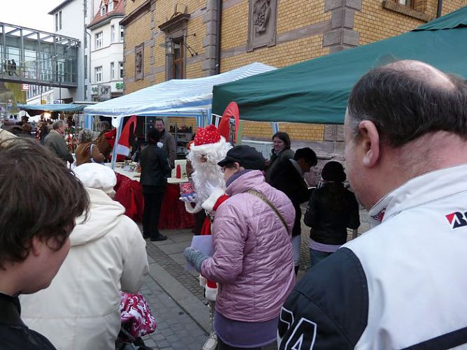 Adventsmarkt gestartet (Foto: Karl-Heinz Herrmann) Adventsmarkt gestartet (Foto: Karl-Heinz Herrmann)