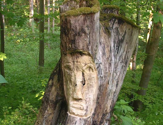 Skulptur am Wanderweg (Foto: Karl-Heinz Herrmann)