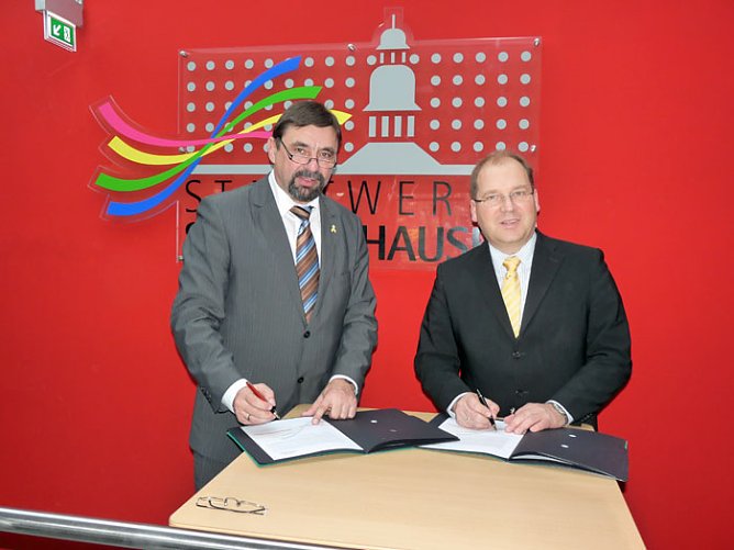 Vertrag besiegelt (Foto: Karl-Heinz Herrmann)