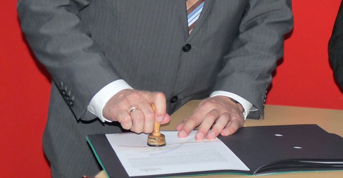 Vertrag besiegelt (Foto: Karl-Heinz Herrmann)