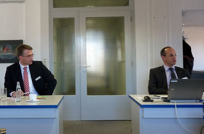 Industrie zeigt Flagge (Foto: Karl-Heinz Herrmann)