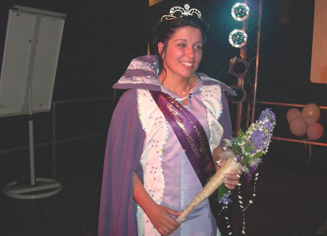 Fliederkönigin Heidi I. (Foto: Karl-Heinz Herrmann) Fliederkönigin Heidi I. (Foto: Karl-Heinz Herrmann)