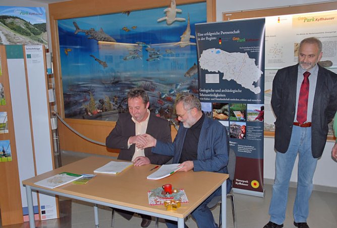 Vereinbarung unterzeichnet (Foto: Lutz Koch GeoPark) Vereinbarung unterzeichnet (Foto: Lutz Koch GeoPark)