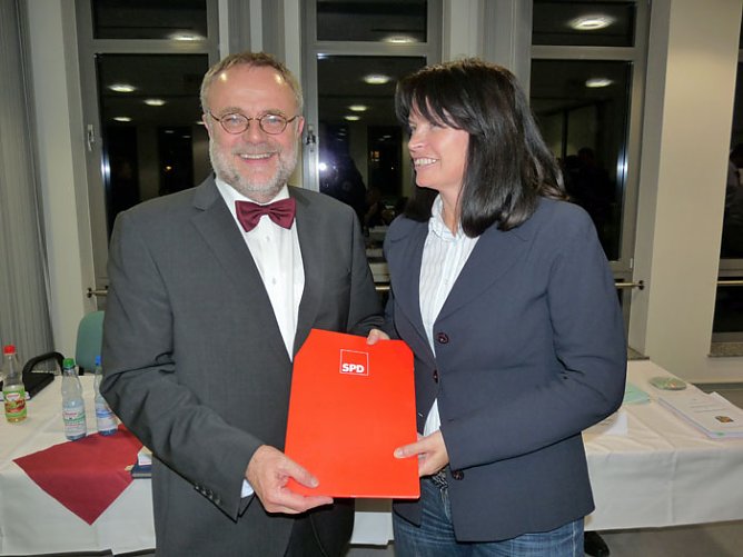 Unterschriften &uuml;bergeben (Foto: Karl-Heinz Herrmann)