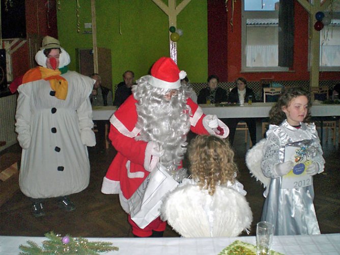 Heimatsagen zur Weihnachtsfeier aufgef&uuml;hrt (Foto: Klaus Henze)