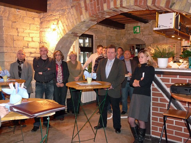 Bildungsbericht &uuml;bergeben. (Foto: Karl-Heinz Herrmann)