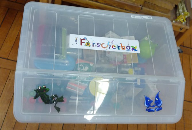 Forscherbox &uuml;bergeben (Foto: Karl-Heinz Herrmann)