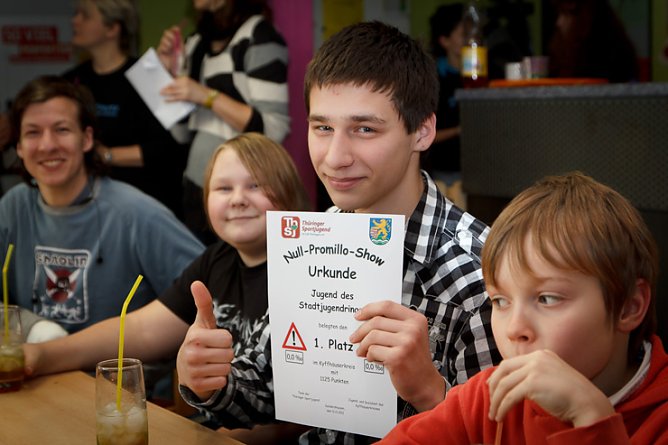 Preis &uuml;bergeben (Foto: Sven Wuttig)