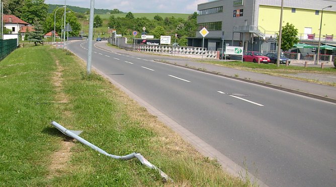 Kaputtes Vorfahrtszeichen (Foto: Karl-Heinz Herrmann)