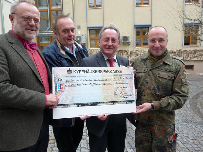 Resultat übergeben (Foto: Karl-Heinz Herrmann) Resultat übergeben (Foto: Karl-Heinz Herrmann)