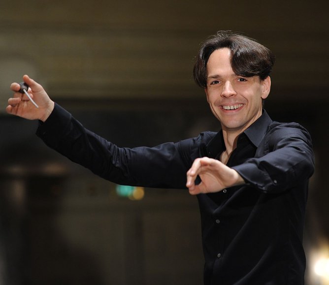 Dirigiert in Nord- und Sondershausen (Foto: Agentur) Dirigiert in Nord- und Sondershausen (Foto: Agentur)