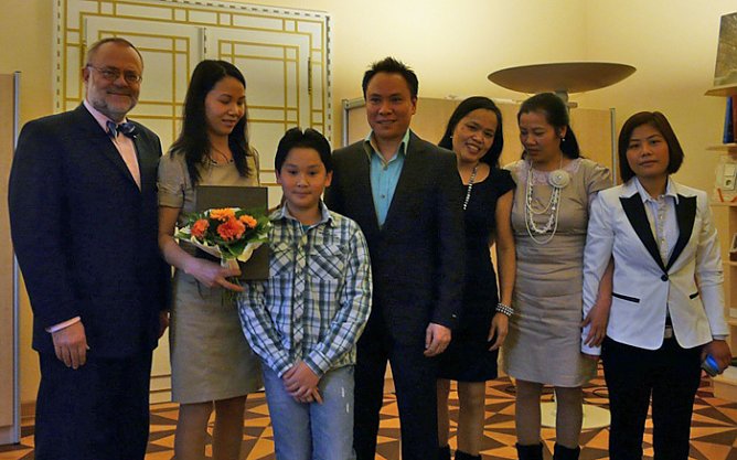 Einbürgerung vorgenommen (Foto: Landratsamt Kyffhäuserkreis) Einbürgerung vorgenommen (Foto: Landratsamt Kyffhäuserkreis)