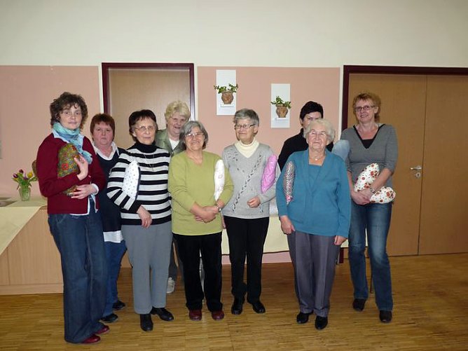 Herzkissen &uuml;bergeben (Foto: Karl-Heinz Herrmann)