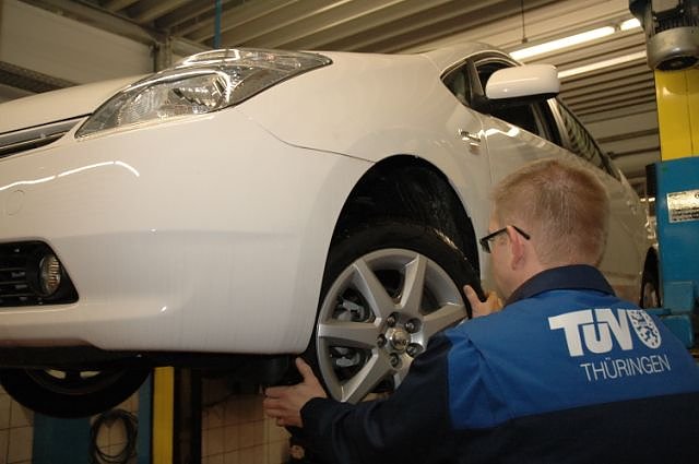 Tester testen (Foto: TÜV) Tester testen (Foto: TÜV)