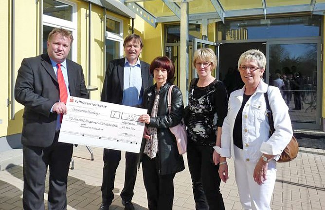 Geld für Bibliothek (Foto: Karl-Heinz Herrmann) Geld für Bibliothek (Foto: Karl-Heinz Herrmann)