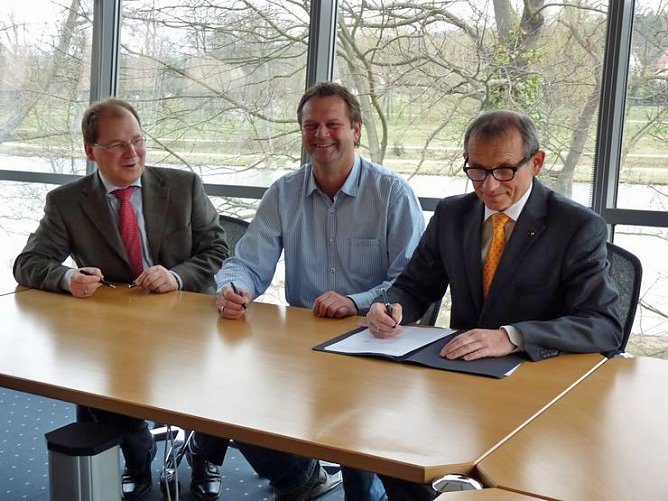 Konzessionsvertrag unterzeichnet (Foto: Karl-Heinz Herrmann) Konzessionsvertrag unterzeichnet (Foto: Karl-Heinz Herrmann)
