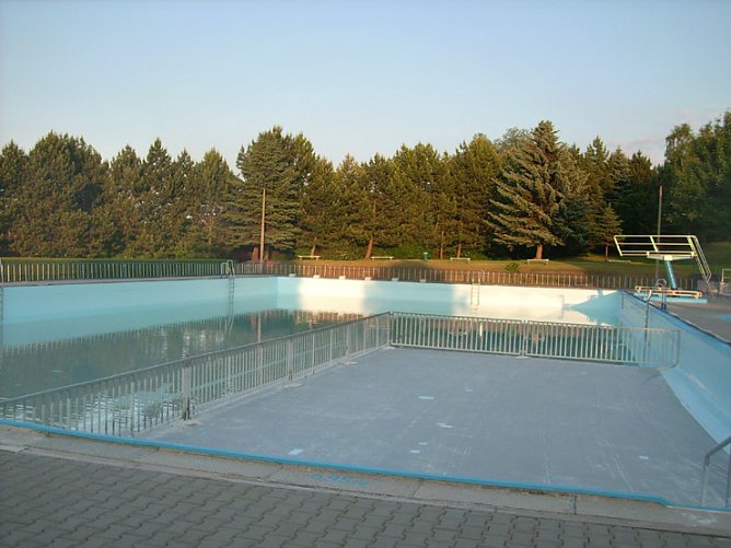 Schwimmbad Großfurra während des Füllens (Foto: Karl-Heinz Herrmann) Schwimmbad Großfurra während des Füllens (Foto: Karl-Heinz Herrmann)