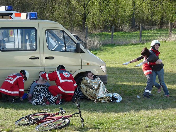 Mit Blaulicht durch Berka (Foto: Karl-Heinz Herrmann) Mit Blaulicht durch Berka (Foto: Karl-Heinz Herrmann)