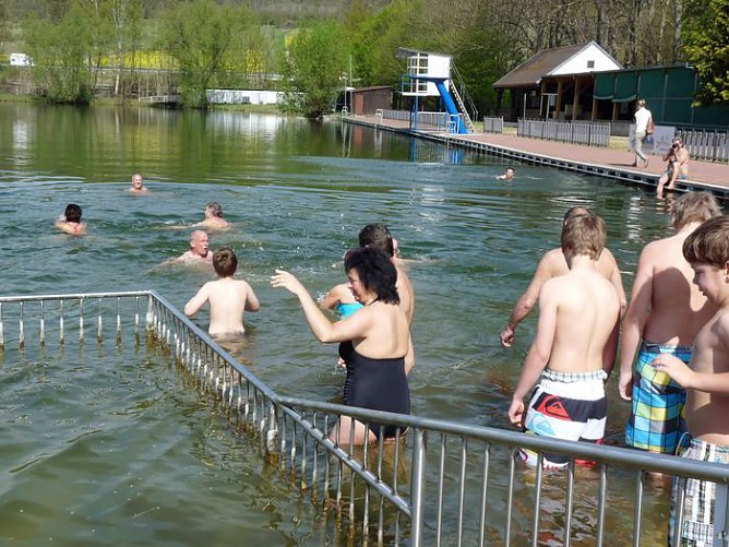Fr&ouml;hlich angebadet (Foto: Karl-Heinz Herrmann)