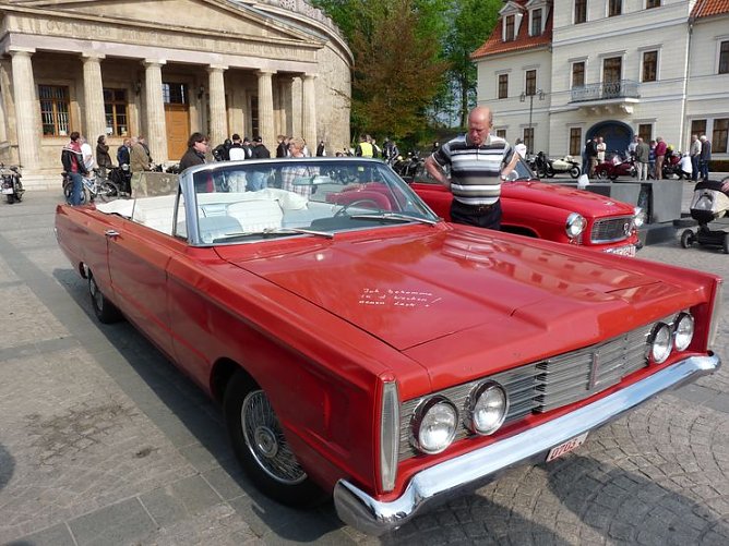 Oldtimer auf Markt (Foto: Karl-Heinz Herrmann)
