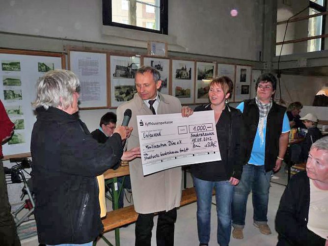 Spende erhalten (Foto: Karl-Heinz Herrmann) Spende erhalten (Foto: Karl-Heinz Herrmann)