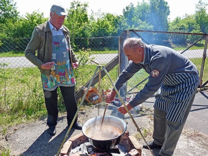 Arbeitseinsatz am Vatertag (Foto: Karl-Heinz Herrmann)