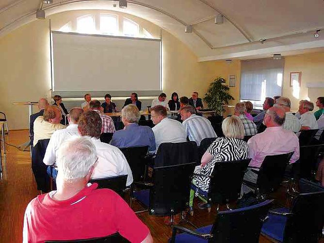 Rege über Energie diskutiert (Foto: Karl-Heinz Herrmann) Rege über Energie diskutiert (Foto: Karl-Heinz Herrmann)