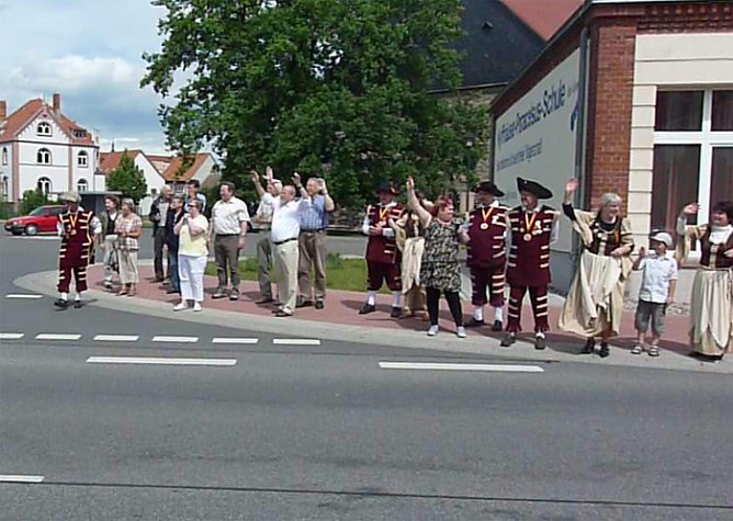 Radfahrer begrüßt (Foto: Karl-Heinz Herrmann) Radfahrer begrüßt (Foto: Karl-Heinz Herrmann)