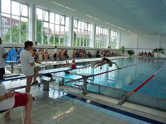 Spannende Schwimmduelle (Foto: Karl-Heinz Herrmann)