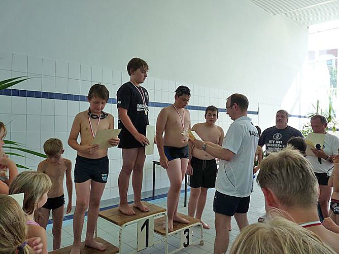 Spannende Schwimmduelle (Foto: Karl-Heinz Herrmann)
