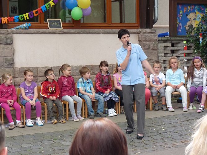Zur Schule verabschiedet (Foto: Karl-Heinz Herrmann) Zur Schule verabschiedet (Foto: Karl-Heinz Herrmann)