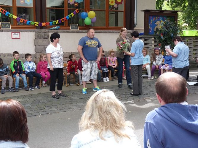 Zur Schule verabschiedet (Foto: Karl-Heinz Herrmann) Zur Schule verabschiedet (Foto: Karl-Heinz Herrmann)