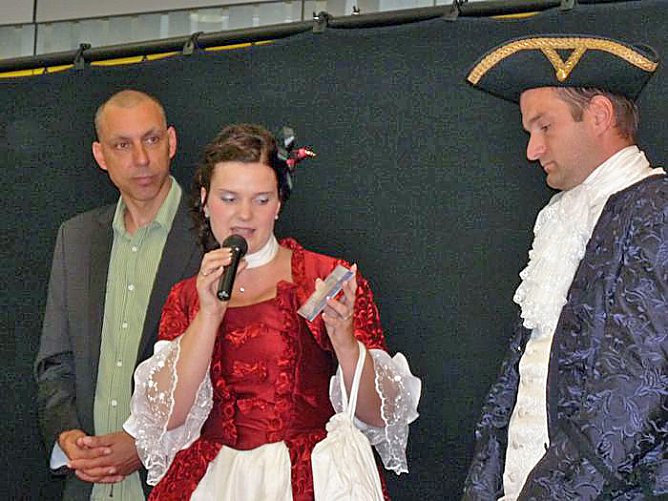 Torte angeschnitten (Foto: Karl-Heinz Herrmann)